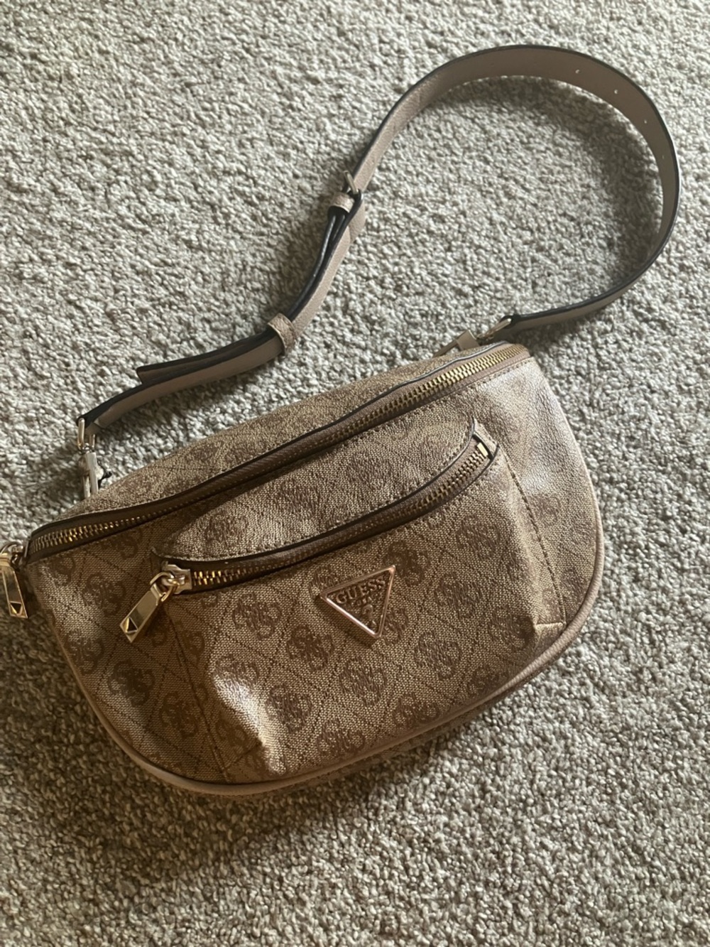 GUESS MANHATTAN BELT ZIPPER CLOSURE CASUAL SLING BAG